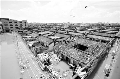 19日，廣東汕頭潮陽區(qū)和平鎮(zhèn)出現(xiàn)水浸現(xiàn)象。連日來，廣東省汕頭市潮陽區(qū)、潮南區(qū)普降暴雨。新華社發(fā)