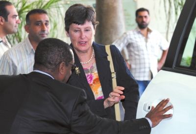 24日，聯(lián)合國副秘書長凱恩（右二）抵大馬士革。新華社發(fā)