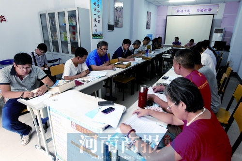 消費(fèi)者代表和旁聽人員走進(jìn)社區(qū)，聽取市民關(guān)于鄭州地鐵的意見和建議