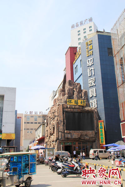 在該酒店一層的入口處，屹立著一座4層樓高的假山，氣勢雄偉。