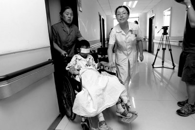 昨天，斌斌被推出病房，準(zhǔn)備換藥。記者 譚青/攝