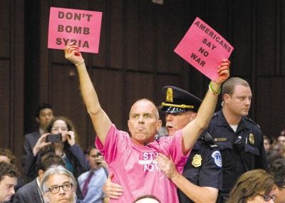 3日，美參議院外委會舉行敘利亞問題聽證會，民眾在現(xiàn)場示威，抗議美國軍事干預(yù)敘利亞。