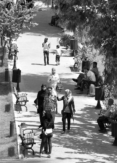 9月5日，敘利亞首都大馬士革，市民在街頭的一處公園內(nèi)散步。