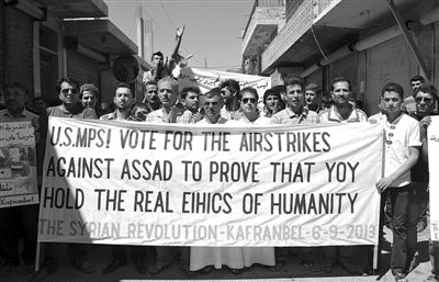 6日，敘利亞西北部的民眾打出橫幅，要求美國對敘動武。