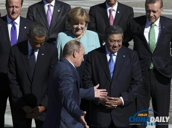 奧巴馬低頭不看普京，普京也閉眼做鬼臉并攤手表無奈。