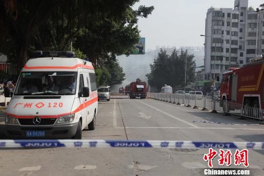 救護(hù)車現(xiàn)場待命。　高榮權(quán)　攝