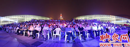 現(xiàn)場(chǎng)觀眾人山人海 現(xiàn)場(chǎng)觀眾人山人海
