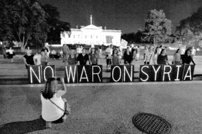 10日，華盛頓，美國(guó)反戰(zhàn)民眾在白宮前抗議對(duì)敘動(dòng)武。