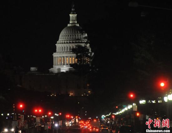 入夜后國會山前警燈一片，加強警戒。中新社發(fā) 德永健 攝