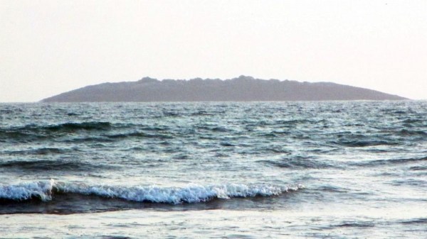 圖為在巴基斯坦靠近阿拉伯海的瓜達(dá)爾地區(qū)（Gwadar）近海600米處冒出一個小島。