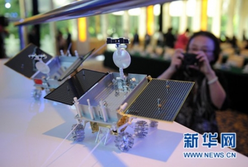 發(fā)布會(huì)現(xiàn)場(chǎng)擺放的月球車模型