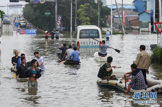 臺風(fēng)“菲特”造成浙江余姚市城區(qū)大面積被淹，城市交通基本癱瘓，部分區(qū)域停電停水。