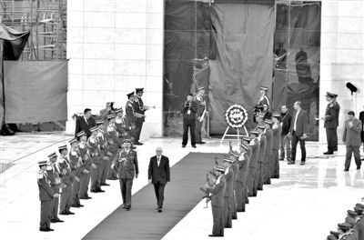 2012年11月27日，開棺檢驗(yàn)阿拉法特尸骨后，巴方為其舉辦重新安葬儀式。