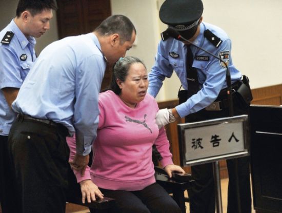 9月24日，在公訴人宣讀起訴書時，丁書苗因身體不停顫抖一度站立不穩(wěn)，被法警扶住