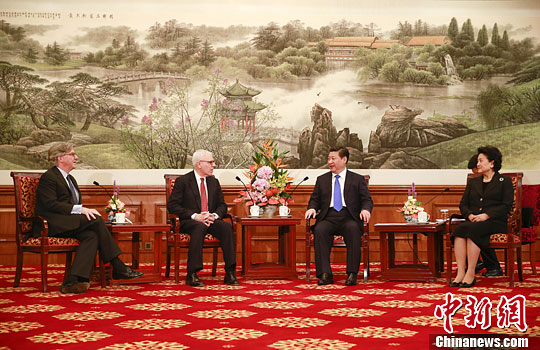 10月23日，中國(guó)國(guó)家主席習(xí)近平在北京釣魚臺(tái)國(guó)賓館會(huì)見清華大學(xué)經(jīng)濟(jì)管理學(xué)院顧問委員會(huì)海外委員。