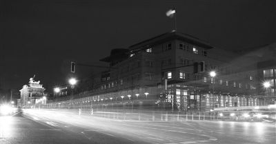 美國駐德國大使館夜景，這里被懷疑設(shè)有監(jiān)聽站。