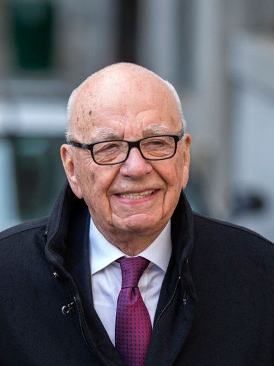 20日，從最高法院出來，默多克一臉輕松。路透社