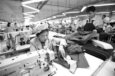 12月19日，朝鮮工人在開城工業(yè)園區(qū)工作。當(dāng)日，由二十國(guó)集團(tuán)（G20）的經(jīng)濟(jì)官員、國(guó)際金融組織相關(guān)負(fù)責(zé)人以及各國(guó)記者等組成的國(guó)際代表團(tuán)訪問(wèn)工業(yè)園區(qū)。今年4月朝鮮單方面關(guān)閉開城工業(yè)園，9月才宣布重開。新華社發(fā)