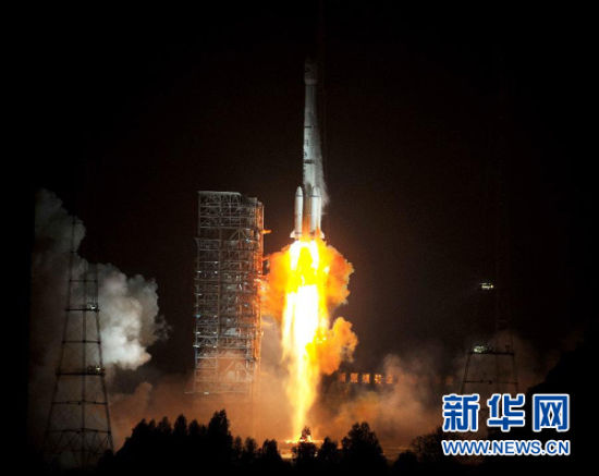 12月21日,載有玻利維亞通信衛(wèi)星的長(zhǎng)征三號(hào)乙運(yùn)載火箭點(diǎn)火發(fā)射。當(dāng)日零時(shí)42分,我國(guó)在西昌衛(wèi)星發(fā)射中心用長(zhǎng)征三號(hào)乙運(yùn)載火箭,成功將玻利維亞通信衛(wèi)星發(fā)射升空,衛(wèi)星順利進(jìn)入預(yù)定軌道。玻利維亞通信衛(wèi)星是該國(guó)擁有的第一顆衛(wèi)星。新華社記者 燕雁 攝