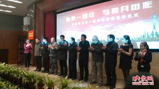 儀式現(xiàn)場(chǎng)河南最具知名度的10位正能量網(wǎng)友 儀式現(xiàn)場(chǎng)河南最具知名度的10位正能量網(wǎng)友