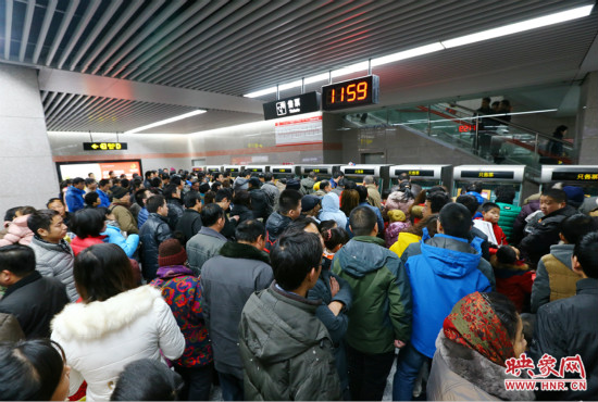 11點59分，紫金山地鐵站售票機前擠滿了買票的市民，場面如同春運