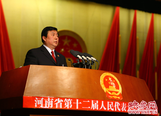 省人民檢察院檢察長(zhǎng)蔡寧向大會(huì)作工作報(bào)告。