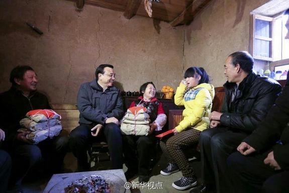 27日，李克強到安康旬陽金坡村看望留守兒童。