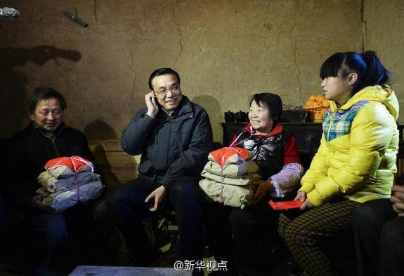 27日，李克強到安康旬陽金坡村看望留守兒童。