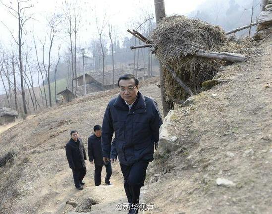 27日，李克強到安康旬陽金坡村看望留守兒童。