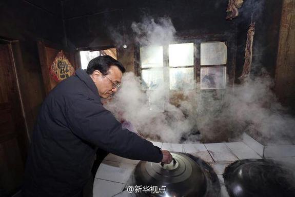 27日，李克強到安康旬陽金坡村看望留守兒童。