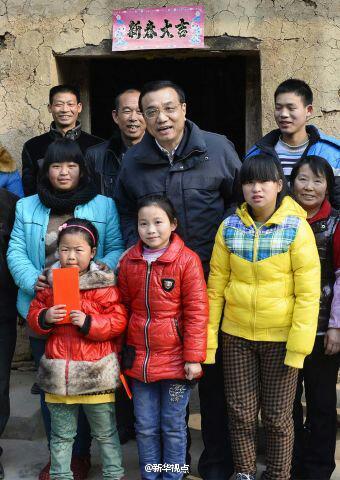 27日，李克強到安康旬陽金坡村看望留守兒童。