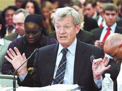 2012年2月1日，鮑卡斯在國會會議上發(fā)言供圖/IC