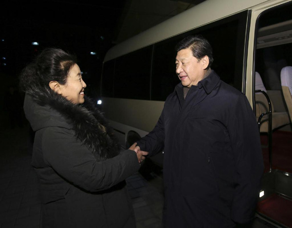 習(xí)近平27日晚看望了牛玉儒同志家屬。