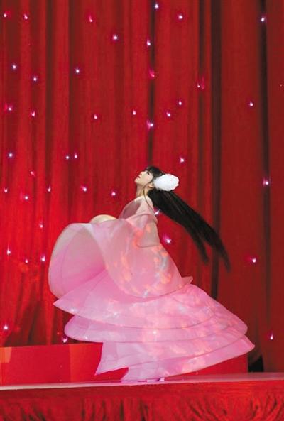 馮小剛春晚被指“華誼年會” 藝人多與華誼有關(guān) 馮小剛春晚被指“華誼年會” 藝人多與華誼有關(guān)