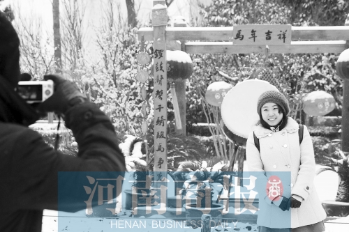 紫荊山公園里布置喜慶，引來(lái)不少游客合影留念。記者 楊東華/攝