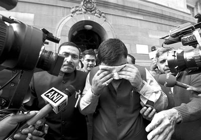 13日，印度議會下院開會時發(fā)生混亂，議員打作一團(tuán)，甚至有議員噴辣椒噴霧，致使不少議員呼吸困難，倉促離