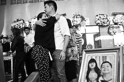 2月24日，泰國(guó)曼谷，民眾為在手榴彈襲擊中遇難的兩名兒童舉行葬禮，兩名兒童為姐弟二人，姐姐6歲，弟弟4歲