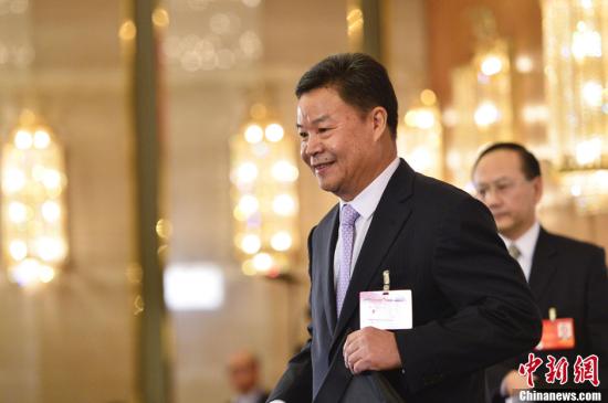 呂新華向中外媒體介紹本次大會有關(guān)情況并回答記者提問。中新社發(fā) 廖攀 攝