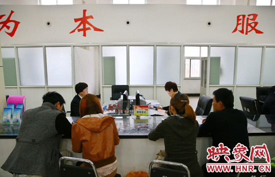 在陽光大廈一樓大廳內(nèi)，分布著人社局、民政局等與群眾利益相關(guān)的民生服務(wù)窗口。