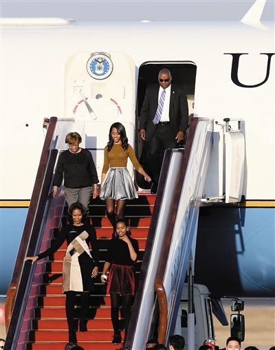 昨日下午5時30分，美國第一夫人米歇爾走出專機艙門，抵京開始訪華。與其一同來訪的家庭成員還有她的母親