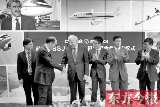 　昨日，“蘇霍伊SSJ-100飛機(jī)項(xiàng)目”合作簽約儀式在鄭州舉行