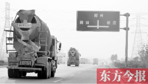 3月25日，兩輛水泥罐車在鄭汴物流通道行駛。大車“橫行”的道路上極易發(fā)生各種交通事故