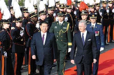 30日，習近平在會見比利時國王菲利普前，出席菲利普國王在王宮廣場舉行的隆重歡迎儀式。新華社發(fā)