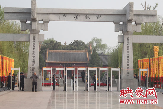 大典入口安檢嚴(yán)格。