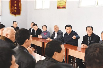 3月17日，習近平在河南省蘭考縣東壩頭鄉(xiāng)張莊村村委會與干部群眾座談，聽取意見和建議。