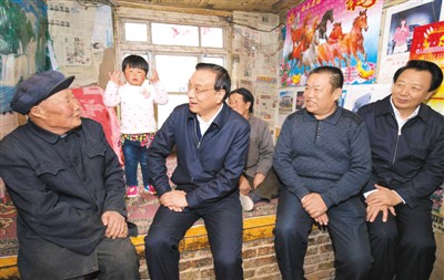 3月27日，李克強在內(nèi)蒙古自治區(qū)翁牛特旗橋頭鎮(zhèn)太平莊村看望貧困戶。