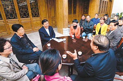 3月23日，劉云山在陜西省咸陽市禮泉縣煙霞鎮(zhèn)袁家村與基層干部群眾座談，聽取對教育實踐活動的意見建議。