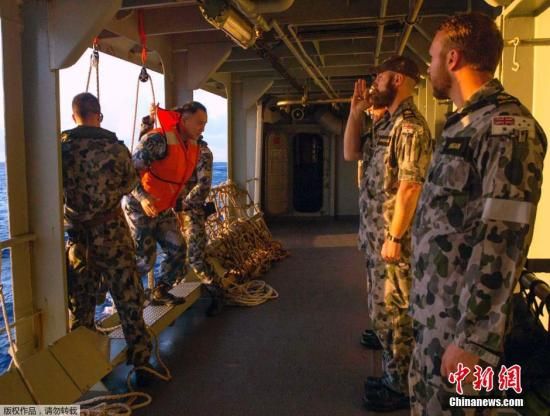 　據(jù)澳大利亞海軍4月11日發(fā)布的圖片顯示，中澳海軍海上聯(lián)合搜尋失聯(lián)客機。據(jù)悉，澳大利亞總理當天表示，澳方執(zhí)行搜尋失聯(lián)客機任務的搜救人員已獲知黑匣子的大致位置。