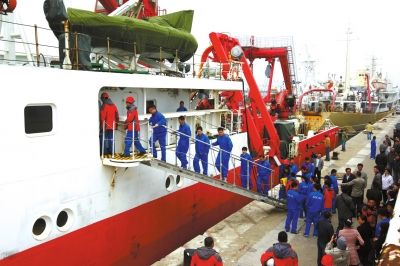  4月8日，“科學(xué)號”科學(xué)考察船從青島市中苑碼頭啟航，赴沖繩海槽區(qū)域進(jìn)行科學(xué)考察。圖/CFP