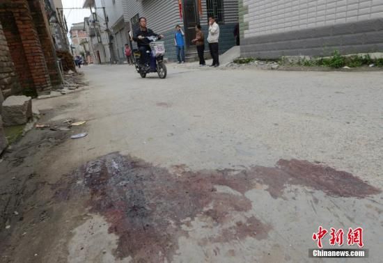 4月28日，福建省福州市閩侯縣發(fā)生一起惡性駕車撞人事件，圖為事發(fā)現(xiàn)場(chǎng)血跡斑斑。中新社發(fā) 劉可耕 攝